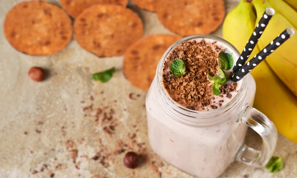 smoothie proteico de cookie de baunilha e amendoim